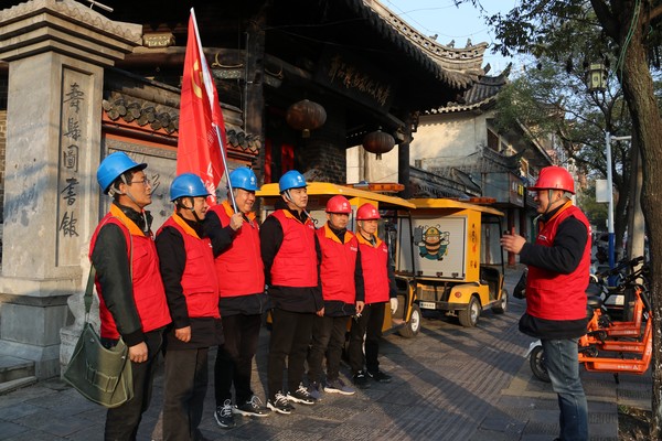 2020年12月5日寿县公司共产党员服务队和供电先锋在城内排查线路宣传安全用电 (1).JPG