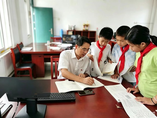 工作照辅导学生.jpg
